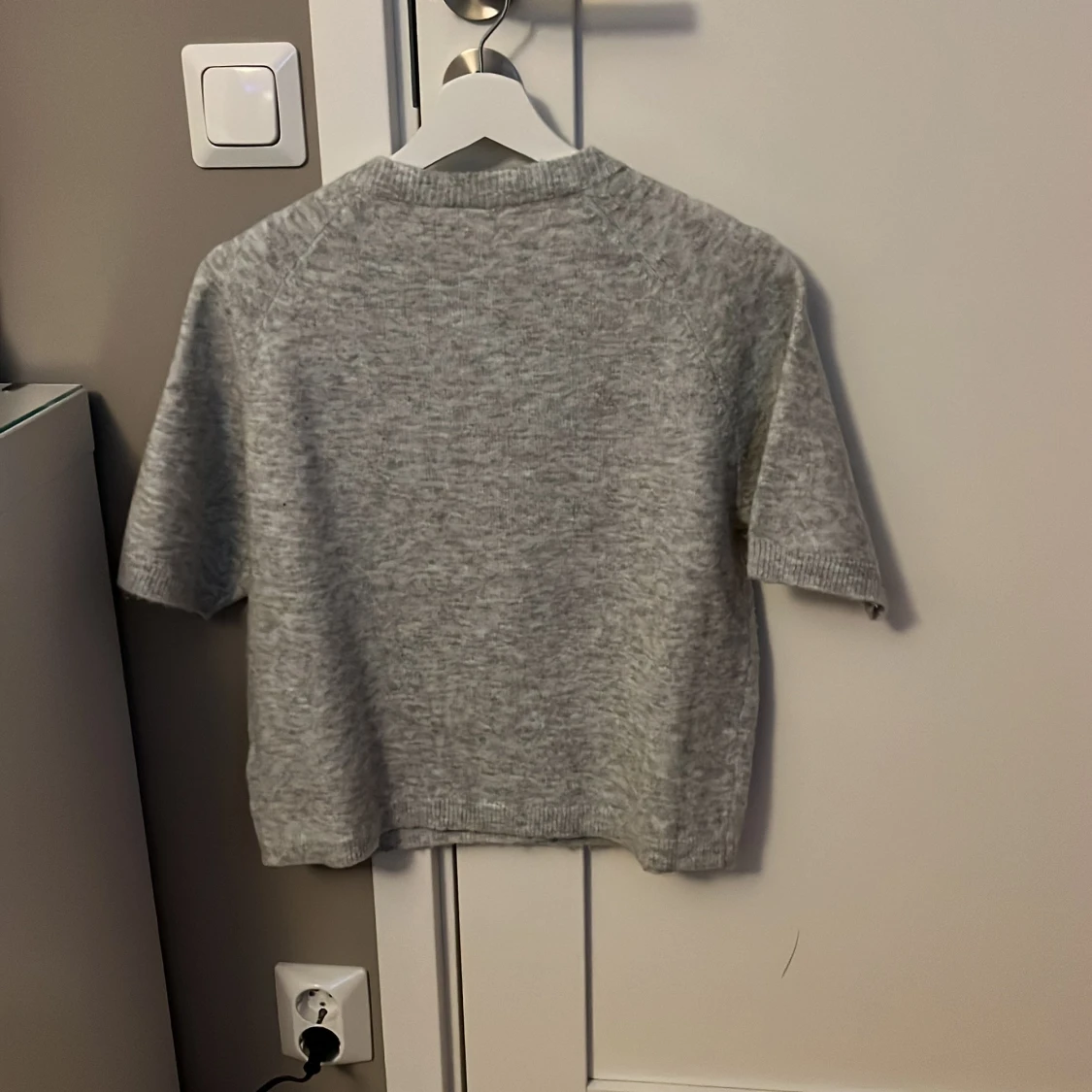 Grå kortärmad stickad tröja - 1