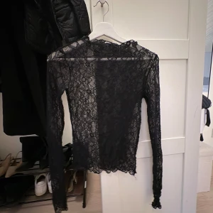 Spets topp - Superfin spets topp, tajt passform och lite polokrage 💕Superbra skick men en ögla var sprucken men är ihop sydd och syns knappt! (se bild 2) 😊 Använd gärna köp nu!