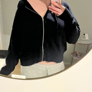 Mörkblå stickad hoodie med dragkedja från BikBok - Säljer en mörkblå stickad hoodie från BikBok i storlek L.  Använd fåtal gånger men säljer pågrund av att den inte kommer till användning. Pris går att diskuteras vid snabbt köp🌸✨