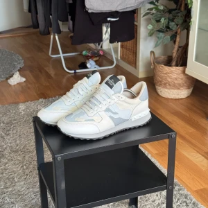Valentino rockrunner - Säljer dessa helt sjukt unika valentino rockrunner skorna som lyser i ljus. Skicket är lite sämre än på bilden men kan tvätta innan jag skickar dem. - box och dustbag medföljer  Skriv ifall du har en fundering 😁byten mot nåt fint går också helst Moncler cardigan eller loubs