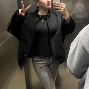 Svart oversized jacka från Zara  - En snygg svart jacka från Zara💕💕Storlek M. Kommer inte till användning. Skriv vid frågor☺️Pris kan diskuteras