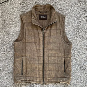 Oscar Jacobson väst  - Säljer en skön väst från Oscar Jacobson i linne material, liknar stenströms västarna lite! | Mycket fint skick utan defekter! | Storlek 48 passar mellan S/M jag på bild är 178cm! | I butik kostar den 2000kr+ | Ställ gärna frågor innan du köper!