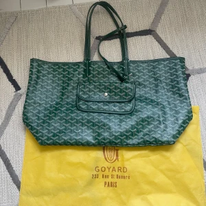 Grön axelväska  - Säljer denna super fina väska, inte äkta!!!! Använd endast några gånger så är i super skick!!! Priset är diskuterbart!! 