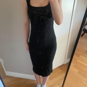 Svart ribbad långklänning från 157 - Säljer en svart ribbad långklänning från 157 i storlek XS. Klänningen har breda axelband och fyrkantig ringning. Perfekt för varma sommardagar!🖤