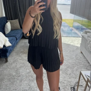 Svart jumpsuit  - Svart jumpsuit i storlek S