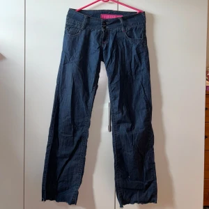 Lowwaisted wide leg jeans  - Säljer ett par byxor från Koola Anna med låg midja och breda ben. De har jättesöta rosa detaljer. Säljs bara pga att det inte är min stil längre🩷 
