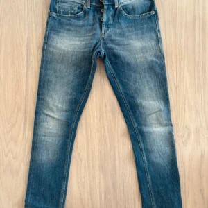 Dondup George  - Riktigt feta dondup George jeans med snygg tvätt som är sparsamt använda. Storlek w30. Skick 9/10!! Nypris ca 3000kr vårt pris: 799! Tveka inte med att ställa frågor!