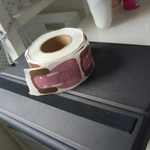 Nagelformar för förlängning rosa - Rulle med rosa och bruna nagelformar i papper, perfekta för att bygga gelé- eller akrylnaglar. Formarna har tydliga markeringar och linjer för exakt applicering och längd. Enkel att använda för både nybörjare och proffs.