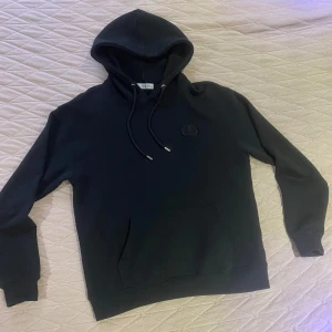 Christian Dior Hoodie - Svart CD Hoodie använd 2ggr så skicket är jätte bra och den är  storlek M.