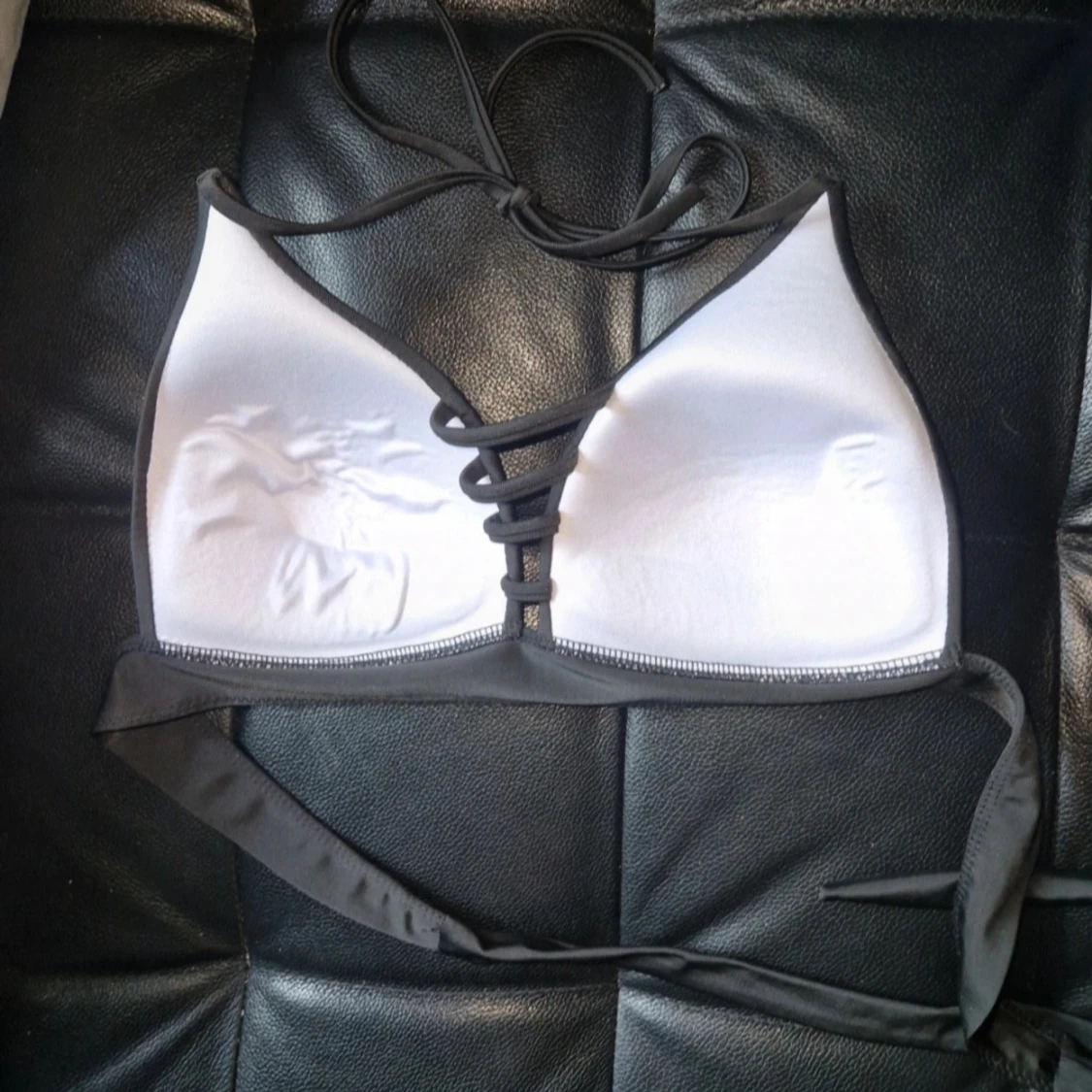 Svart bikiniöverdel med snörning - 1