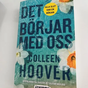 Det börjar med oss - En gripande och känslosam roman om Lily, hennes exman Ryle och första kärleken Atlas. Perfekt för dig som gillar starka känslor, relationer och att följa karaktärer som vågar börja om. Uppföljaren till succén 'Det slutar med oss'.