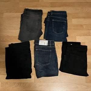 Tiger of Sweden jeans bulk - Säljer fem par Tiger of Sweden jeans i olika färger: svart, grå och blå. Alla har klassisk femficksdesign och raka eller smala ben.