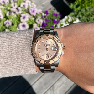 Seiko Mod Yacht-Master  - Stilren Seiko Mod klocka med tvåfärgad länk i guld och silver. Urtavlan är champagnefärgad med tydliga index och datumvisning. Boetten har en vridbar bezel i guldton och robust design. Perfekt accessoar för dig som gillar klassisk men modern stil. Alla länkar tillkommer självklart vid köp! Ställ gärna frågor vid tankar om köp‼️🙌