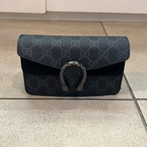 Snygg väska  - Liten väska med axelband 