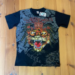 Ed Hardy t-shirt - Helt oanvänd Ed Hardy t-shirt med strass på tigermotivet. 🐯