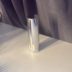 Caia BB-Stick 40C foundationstick - BB-Stick från Caia Cosmetics i nyansen 40C. Kommer i en snygg, silvrig hylsa och är enkel att applicera direkt på huden. Ger en naturlig finish och passar perfekt för dig som vill ha en smidig foundation i stickformat.  ❌❌säljer då nyansen är lite för ljus för mig❌❌