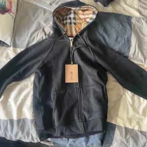 Burberry Zip Up - Säljer ny burberry hoodie. Knappt använd. Storlek XL men passar L/M.