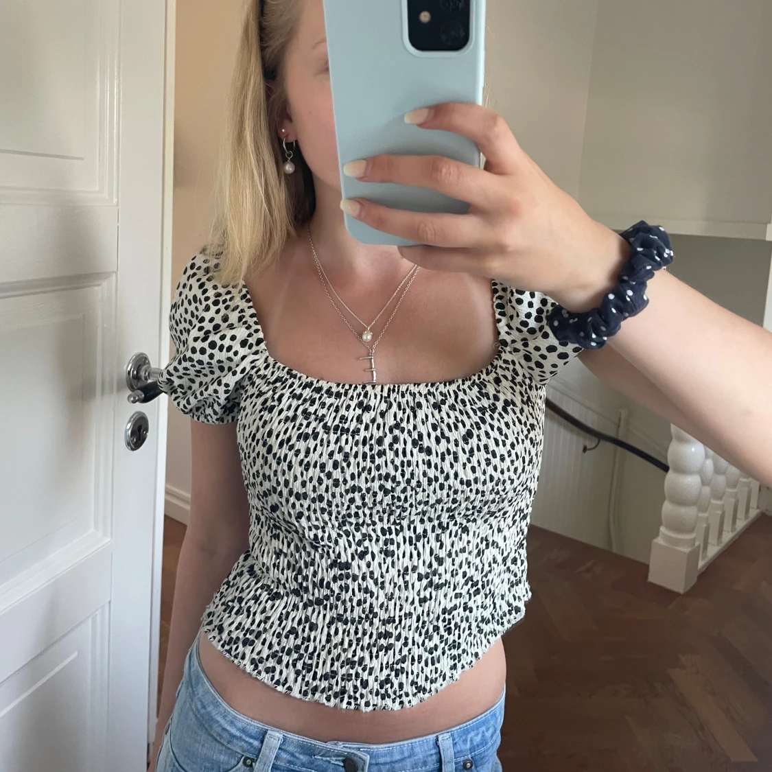 Prickig croppad blus med puffärm - 3