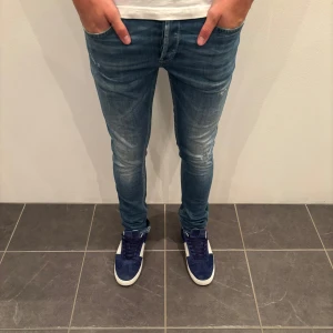 Dondup Jeans George  - Dondup Jeans George! Trendigaste jeansen på marknaden.  Skick= 9,5/10 Ny pris= 4000 kr Säljs för= 850 kr (Modellen har original slitningar från fabrik vilket är väldigt eftertraktat och populärt) 