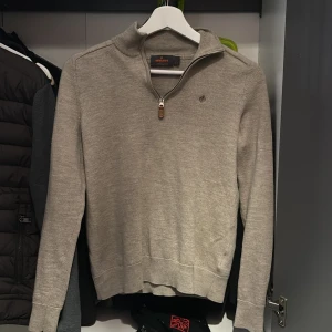 Beige tröja från Morris - Säljer en stilren beige tröja från Morris i mycket bra skick. Den har en dragkedja vid halsen och ett diskret broderat emblem på bröstet. Perfekt för både vardag och lite finare tillfällen. Tröjan är s men passar som xs. Pris kan diskuteras Passar bra till höst och vår!