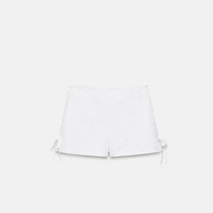 Vita shorts med broderi - Säljer dessa söta vita shorts med broderi från Zara❤️ aldrig använda!! Storlek xs, köpta för 500 och är nu slutsålda❤️ säljer för 349🥰 perfekta inför sommaren