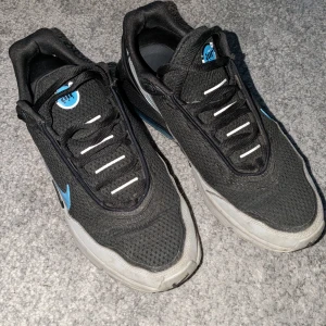 Air max  - Ett par Air max plus (äkta) som är svart,blå,gråa och köpta i Sydafrika. Skorna är väldigt sköna! Säljer för att jag behöver cash.