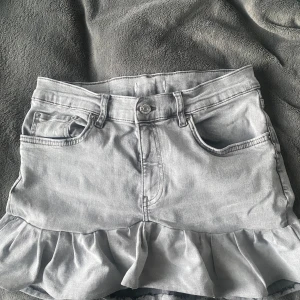 Hemmasydd volangkjol🥰 - säljer denna jättefina volangkjol som jag sytt från ett par före detta jeans ifrån gina. den är superfin men kommer inte till användning då jag redan har för många volangkjolar… den har ett midje mått på 37 cm💞