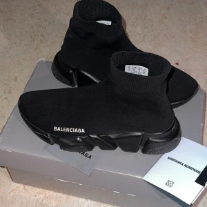 Balenciaga Speed runners - Hej! Jag säljer nu mina Balenciaga Speed Runners i storlek 38. Skorna är i riktigt bra skick och jag har tagit väl hand om dem.  Allt som följde med vid köpet ingår: påse, box, tags och kvitto.                                               Kan gå ner i pris vid snabb och smidig affär‼️Hör av dig om du undrar något mer! 😊