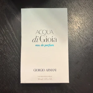Acqua di Gioia Eau de Parfum 30ml - Fräsch och aromatisk parfym från Giorgio Armani, Acqua di Gioia. Flaskan är rund och transparent med en mintgrön kork. Doften har tydliga inslag av citrus, gröna toner, vit blomma, trä och kryddig fräschör. Perfekt för dig som gillar lätta och naturliga dofter. Hör av er vid minsta lilla fråga eller fundering. Öppnad men helt oanvänd. 