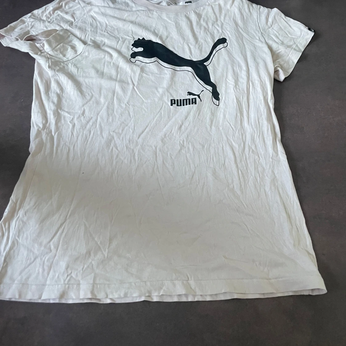 Vit Puma t-shirt med svart logga - 1