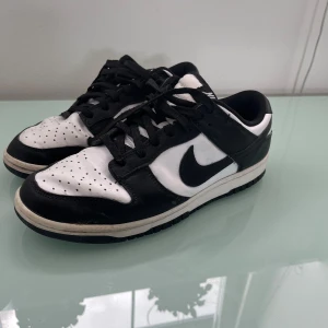 Nike Dunk Low svartvita sneakers - Svartvita Nike Dunk Low sneakers. 