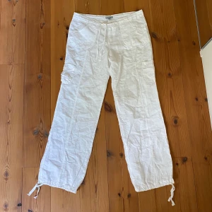 Vita linnebyxor - Vita linnebyxor från Tex med dragsko i midjan och benen.