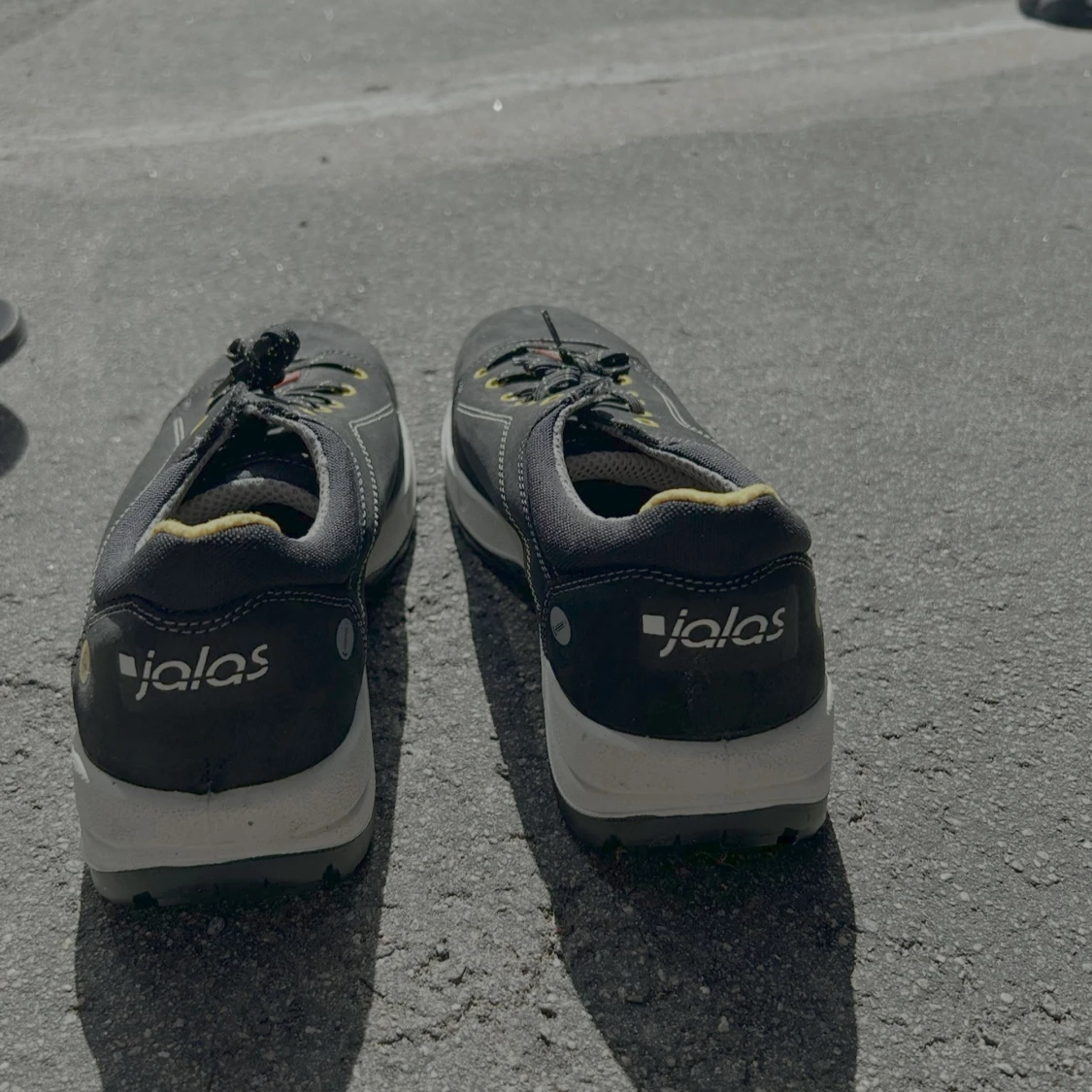 Svarta sneakers från Jalas med gula detaljer - 1