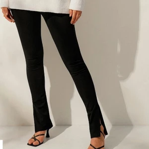 Tights - flared tights med slits 🥰aldrig använda på de inte passar mig tyvärr