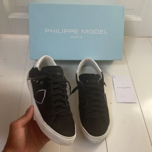 Phillipe model skor - Säljer dessa riktigt snygga phillipe model skorna i svart mocka som är i nyskick, skorna har bara använts 1-2 gånger! Nypris ca: 4000kr mitt pris: 2499kr! Skorna är i storlek 41 men passar uppemot 42! Kontakta mig via funderingar.