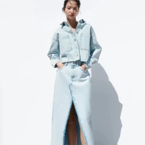 Ljusblå croppad jeansjacka - Helt ny jeansjacka, storlek S. Lapp kvar skriv privat vid intresse💓💕