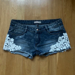 Lågmidjade shorts m spets - Säljer dessa jätte söta oxh trendiga shortsen för att de är för små!!🥰