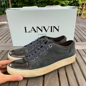 Lanvin skor  - Hej! Säljer nu dessa sjukt snygga Lanvin skor. Skorna är i toppskick! Vi rekommenderar att gå ner en storlek. Har ett begränsat antal boxar och dustbag! Hör gärna av dig vid frågor 