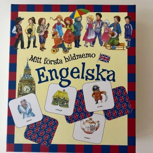 Mitt första bildmemo Engelska - Säljer ett komplett och välbevarat "Mitt första bildmemo Engelska". Perfekt för barn som vill lära sig engelska på ett lekfullt sätt. Innehåller färgglada bilder med barn i nationaldräkter, kända landmärken som Big Ben, och klassiska engelska ord som drottning, stuga, pirat och tekanna. Ett utmärkt sätt att utveckla minnet och ordförrådet!