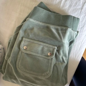 Juicy couture byxor - Storlek M men passar en S/M. Sparsamt använda utan defekter (såklart kan noppror förekomma)