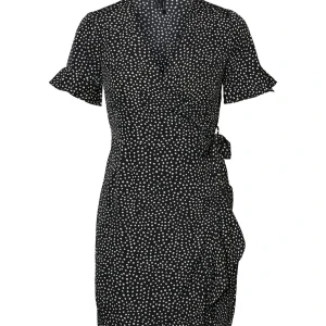 3 st prickiga omlottklänningar - Säljer 3 st prickiga omlott klänningar från Vero Moda med knytning på ena sidan. Svart, blå/grön & rosa/lila. Alla strl XS. OBS! Säljs endast alla 3. 300 för alla 3!