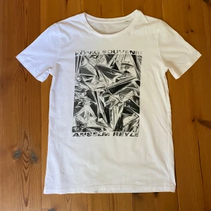 T-shirt med tryck - Snygg t-shirt köpt på konstgalleriet König Galerie i Berlin.