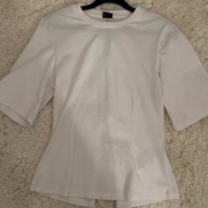 T shirt  - Så söt t shirt ifårn Gina, med rosetter i ryggen❤️den har tajt passform och är så fin nu i sommar!!(prislapp kvar)