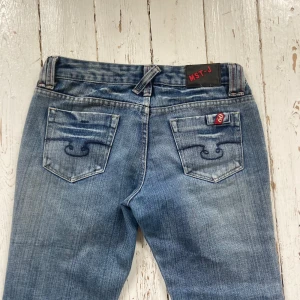 Lågmidjade vintage jeans - Rakt över midjan: 40. Innerben: 85. Märke: Miss sixty. Står storlek 32 i.