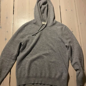 Grå Kashmir hoodie - Grå Kashmir hoodie från sayless. Skicket är 9/10 och jag säljer hoodien då den är för liten. Storleken är S men tröjan kan sitta lite mindre. Nypris 899kr, mitt pris 499kr