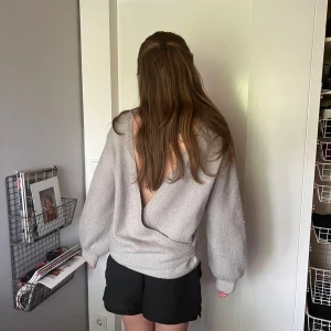 Stickad tröja - Grå stickad tröja med skitsnygg öppen rygg. 