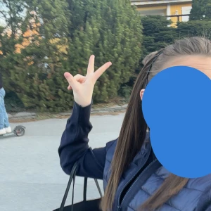 Mörkblå quiltad dunväst - Snygg mörkblå dunväst med quiltad design och hög krage. Västen har en stilren look och passar perfekt över en hoodie eller långärmad tröja. Dragkedja framtill för enkel på- och avtagning. Cardigan från gina Young. Knappt använd. Skriv för fler bilder!!!!!