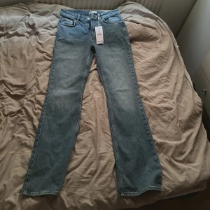 Blå bottcut jeans  - Snygga blåa bootcut jeans som aldrig kommit till användning och tyvärr💕 Köpta för 400kr