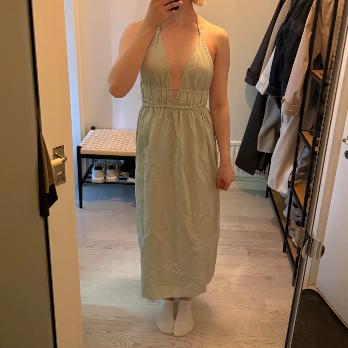 Ljusgrön långklänning med öppen rygg