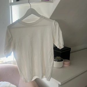 Vit basic stickad T-shirt  - En stickad T-shirt från lager 157. Finns ingen kapp kvar, men ungefär storlek S/M💓